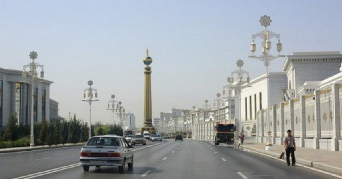 Абсурд зашкаливает: в Туркменистане запретили машины всех цветов, кроме белого