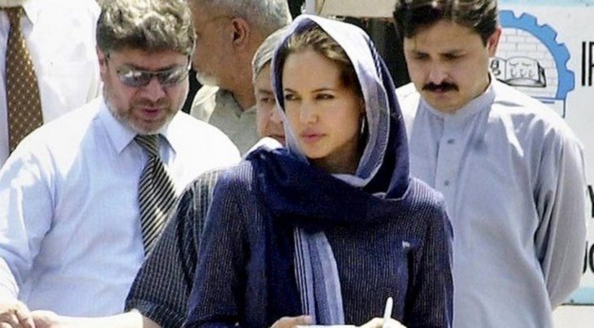 Анджелина Джоли шокировала нарядом на красной дорожке