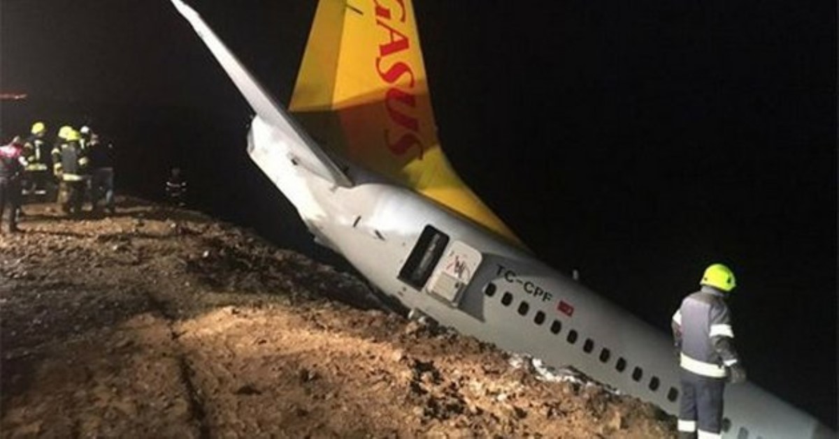 Самолет со 162 пассажирами упал в обрыв, кадры с места ЧП