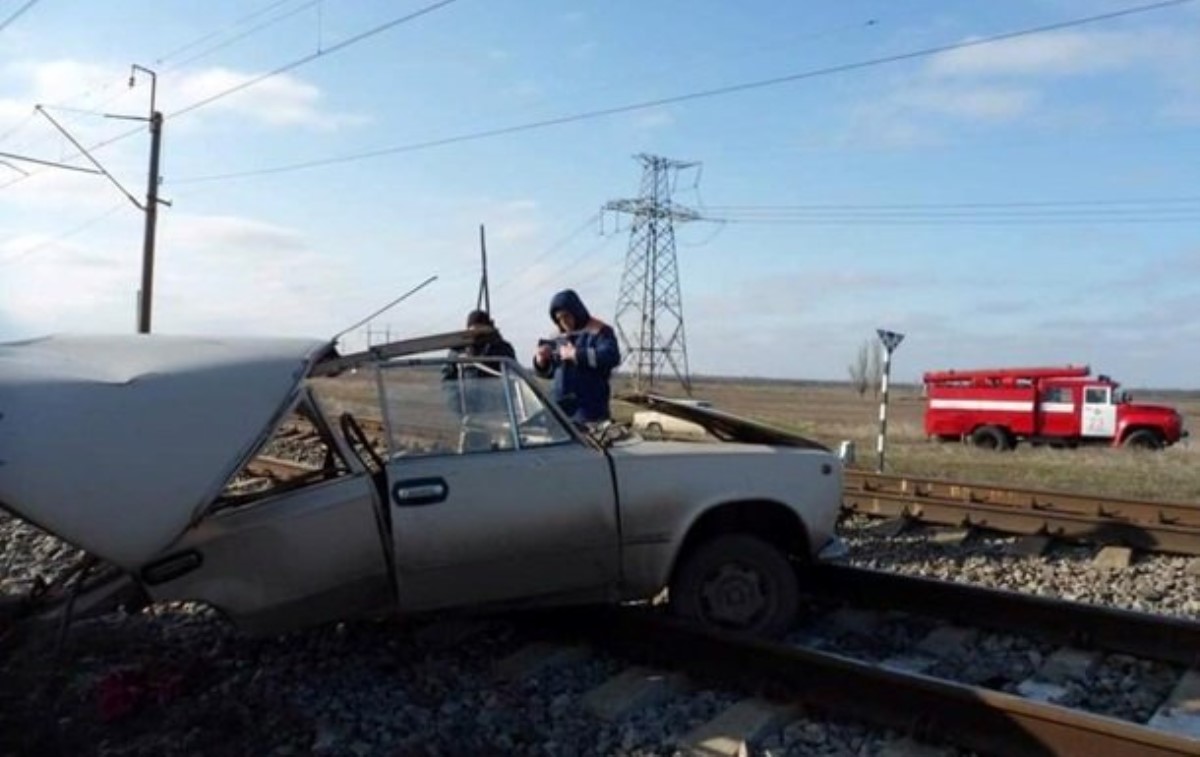 В Запорожской области поезд протаранил на переезде легковушку