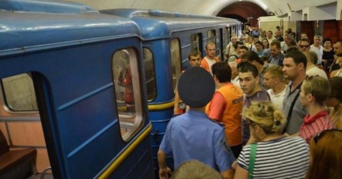 В метро Киева произошел жуткий инцидент с женщиной