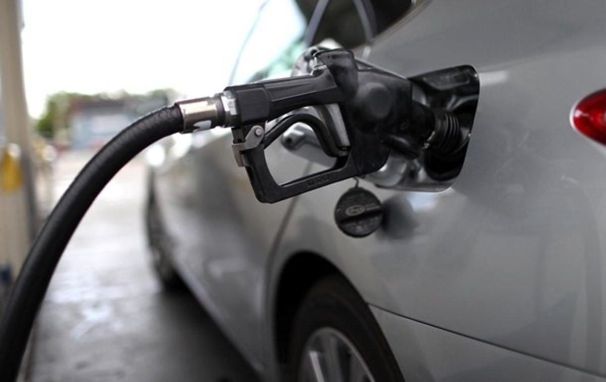Крупные сети АЗС вновь существенно подняли цены на бензин