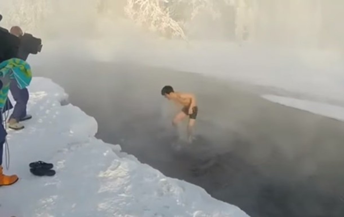 Мужчина окунулся в водоем при 60-градусном морозе