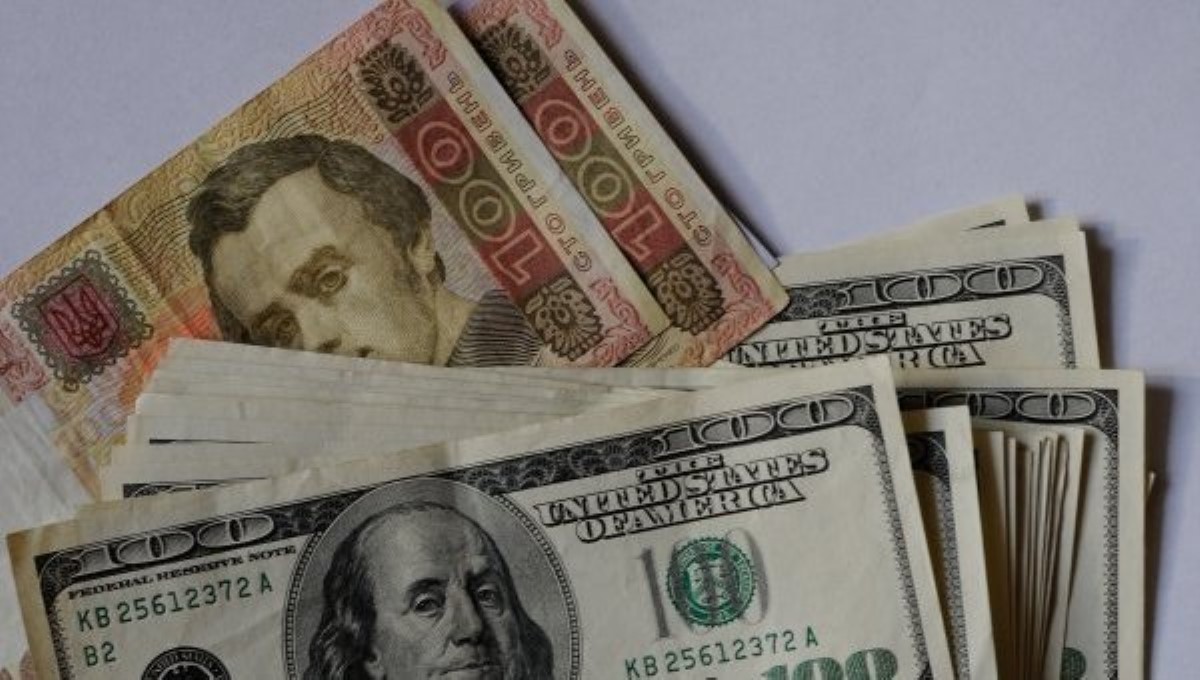 Украинцы просят Порошенко отказаться от национальной валюты