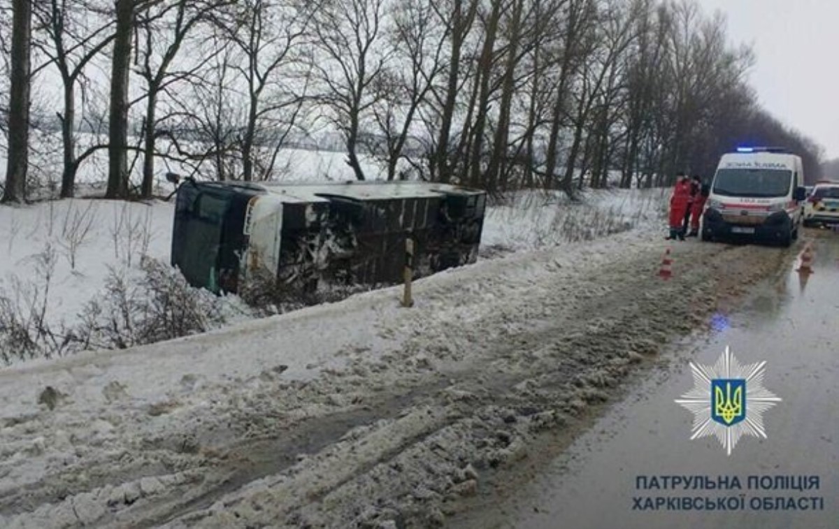 В Харьковской области автобус сдуло ветром с дороги