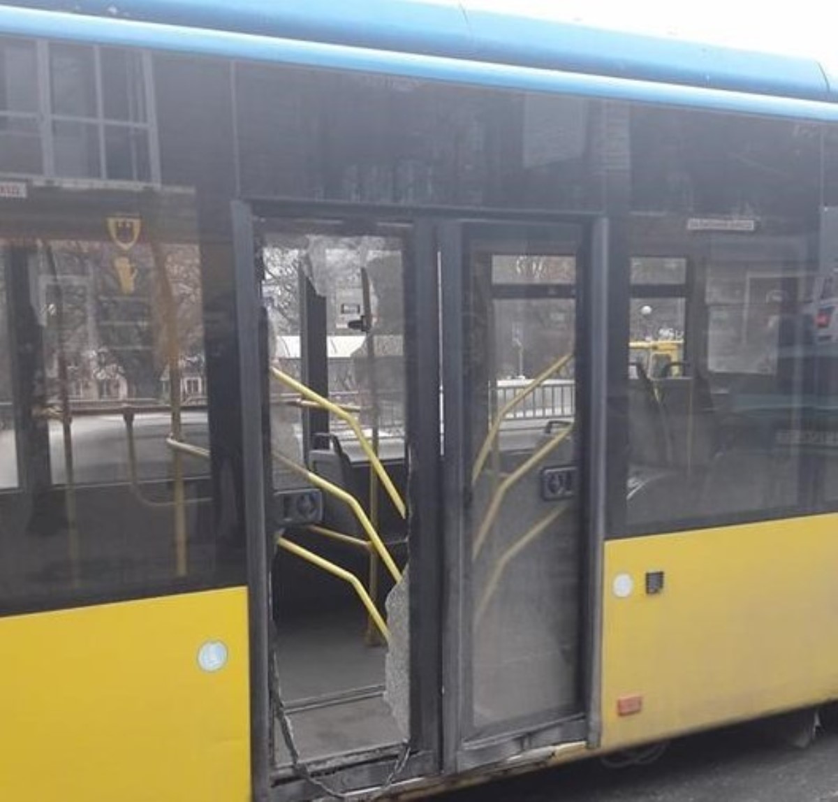 Не резиновый же: в Киеве на ходу "лопнул" троллейбус с пассажирами