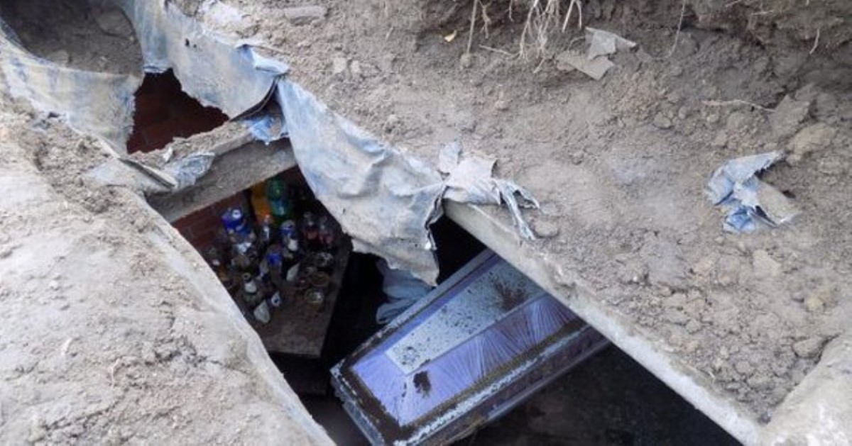 Вандалы раскопали могилу и устроили застолье рядом с гробом