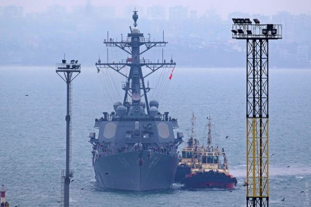 Появились фото американского эсминца USS Carney у причала порта Одессы