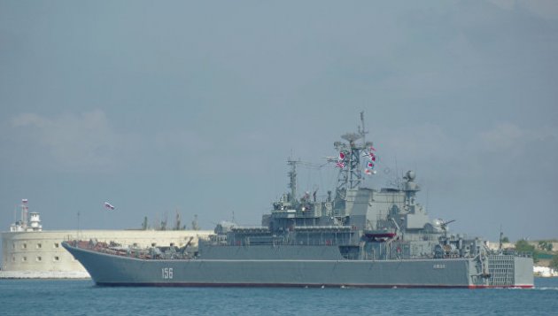 Российский военный корабль протаранили по пути в Крым