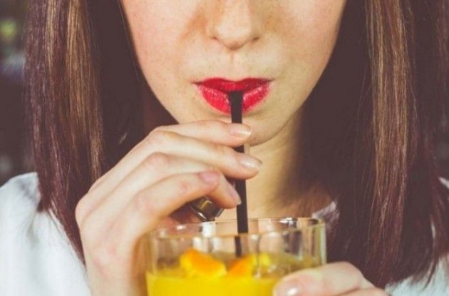 Почему лучше не пить через пластиковую трубочку