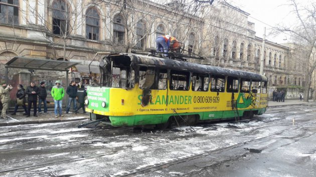 В центре Одессы загорелся трамвай, пассажиры прыгали из окон