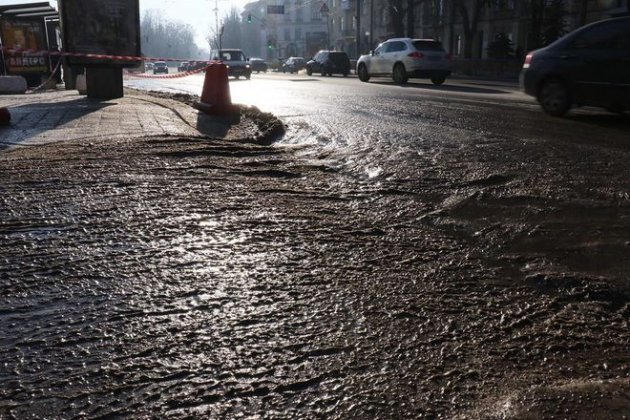 На асфальте начала скапливаться жидкость: центр Киева залило холодной водой