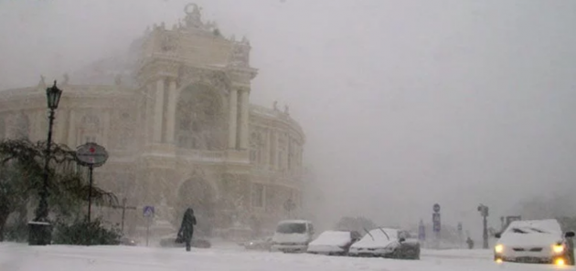 Город перекрыт, самолеты разворачиваются: Одессу накрыл снежный апокалипсис