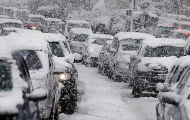 Киев парализовали сильные пробки из-за мощного снегопада