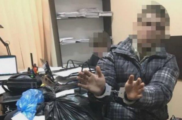 Украинский полицейский устроил распродажу вещдоков