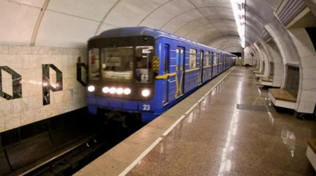 В киевском метро женщину толкнули под поезд, появились кадры ЧП