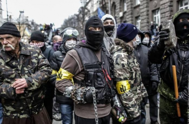 Тысячи вооруженных мужчин бродят по Киеву, полиция бессильна