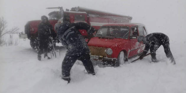 Украину замело. Спасатели вытащили из снега полтысячи машин