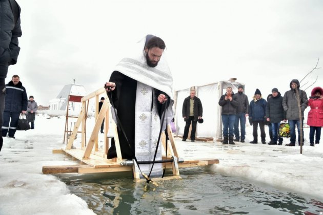 Как украинцы на Крещение ныряют в прорубь