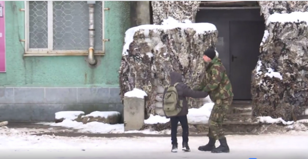 Видео спасения бойцом АТО ребенка после обстрела на Донбассе растрогало сеть
