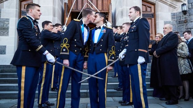 Первая гей-пара военных заключила брак в США