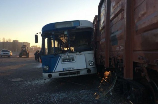 ДТП под Одессой: автобус попал под поезд