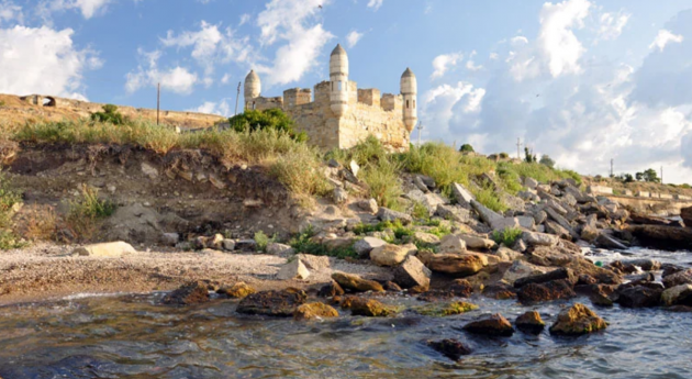 Древняя крепость в Крыму рассыпается на глазах
