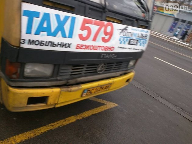 У Львові водій спробував витягнути пенсіонерку з маршрутки, бо вона відмовилася платити за проїзд