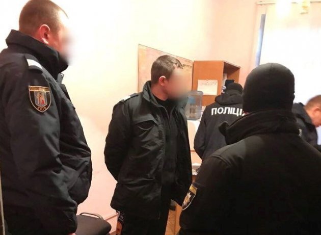 Промышляли на ж/д вокзале: в Киеве поймали очередную банду полицейских-"оборотней"