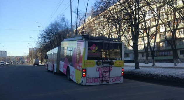 В Киеве на Оболони треснул пополам троллейбус