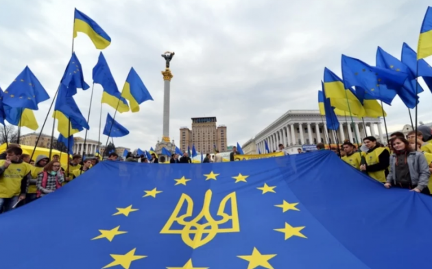 Без кредитов и безвиза: кто загоняет Украину в пропасть