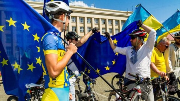 Порошенко озвучил возможную дату вступления Украины в ЕС