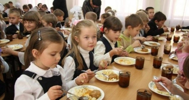 Как свиньям: шокирующие кадры из столовой украинской школы