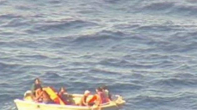 Четыре дня без воды: в Тихом океане спасли семерых выживших в кораблекрушении