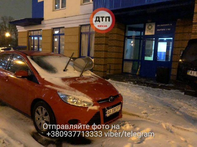 В Киеве автохаму бросили в лобовое стекло урну
