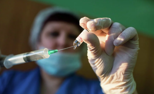 Украинцев будут наказывать за отказ от вакцинации, уже есть “жертвы"