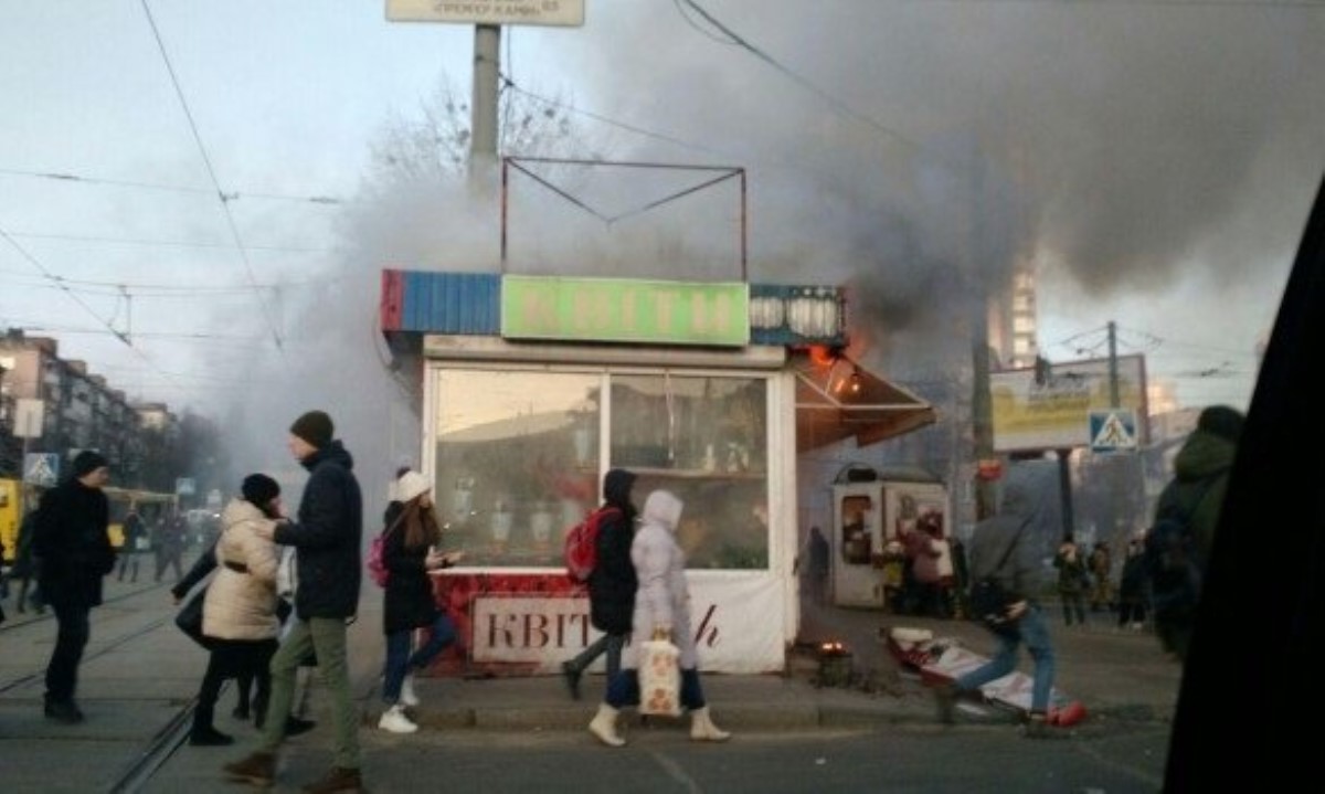 В центре Киева загорелся киоск