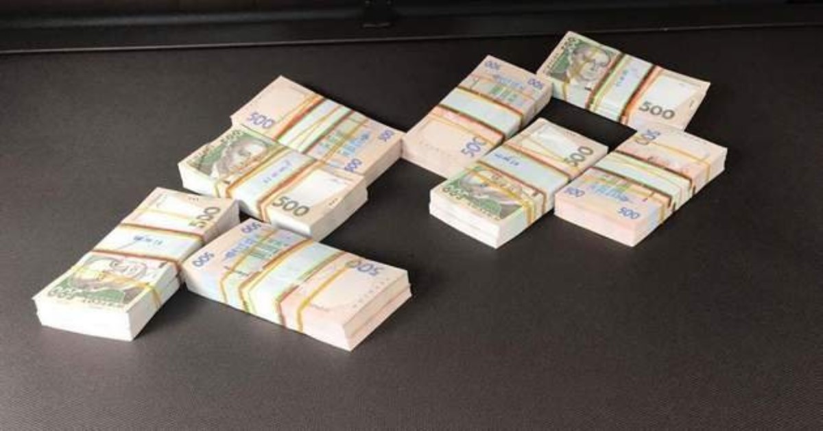 300 тысяч одной купюрой: украинцев насмешил незадачливый мошенник в банке