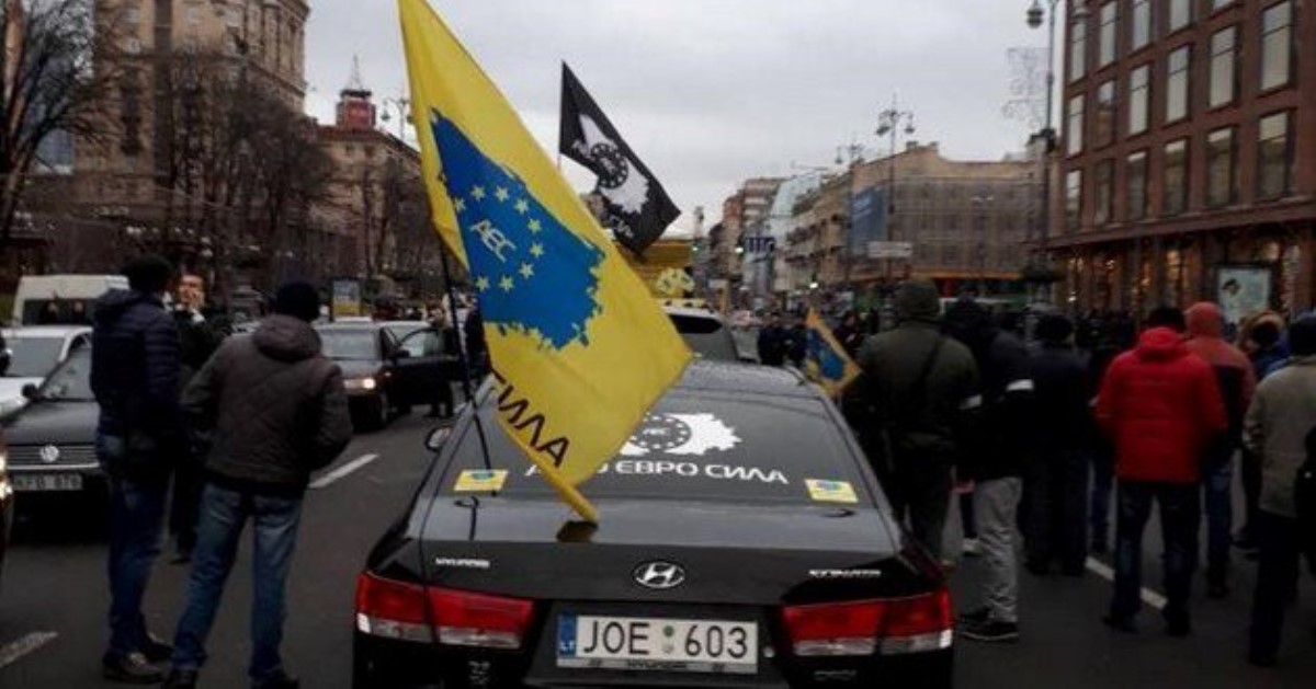 Владельцы авто на еврономерах перекрыли центр Киева: выдвинуты требования