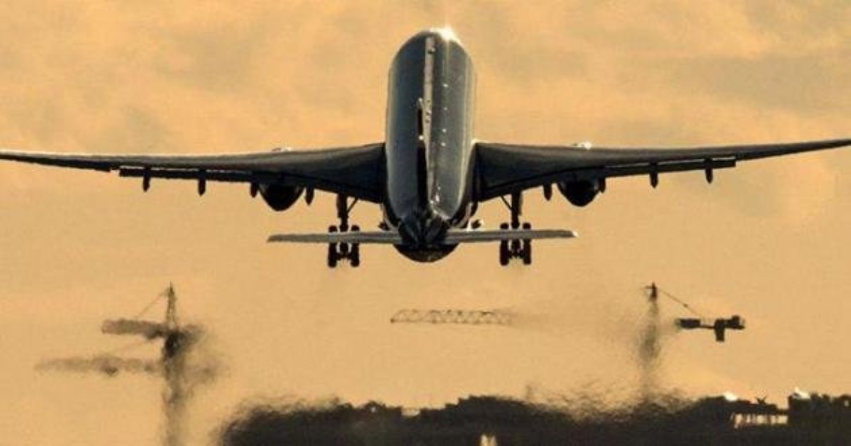 Пожар на борту: пассажирский самолет совершил экстренную посадку в Москве