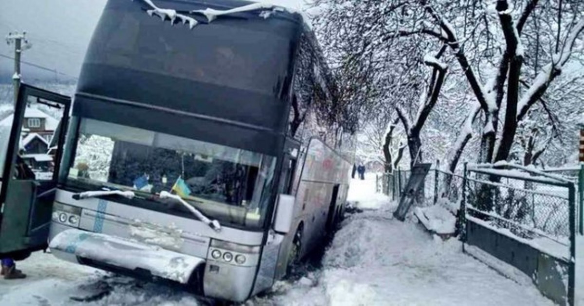 На Львовщине перевернулся автобус с 20 футболистами, фото с места ДТП
