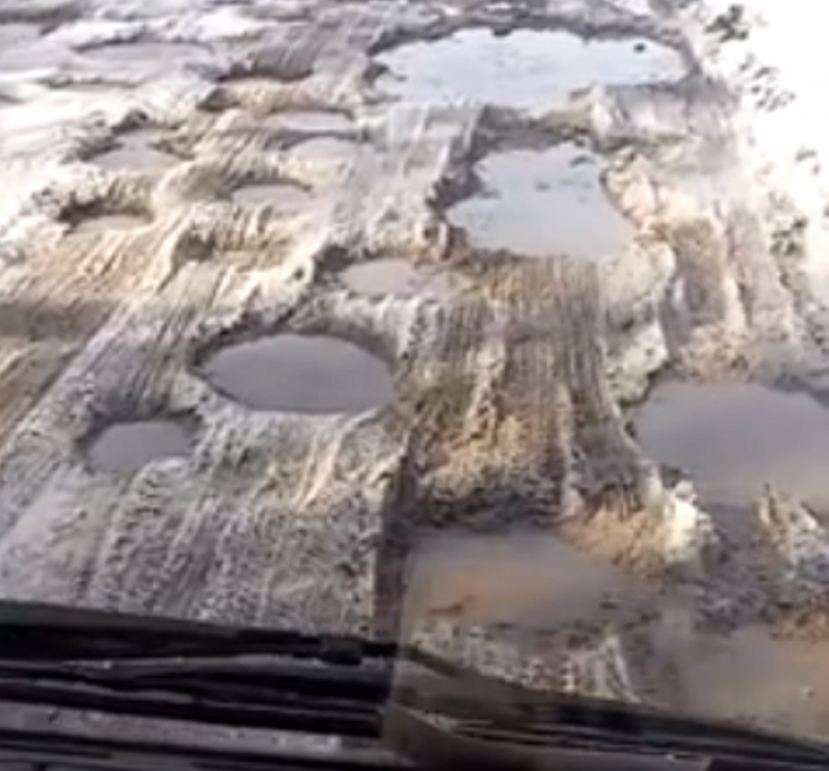 "20 километров ужаса и шока". Появилось видео поездки по самой кошмарной дороге в Украине