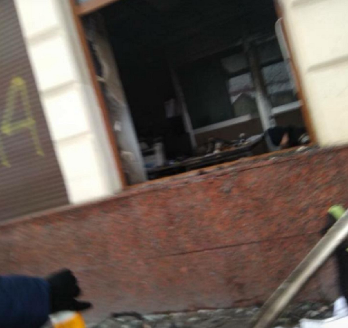 Во Львове люди в красном подожгли отделение "Сбербанка"
