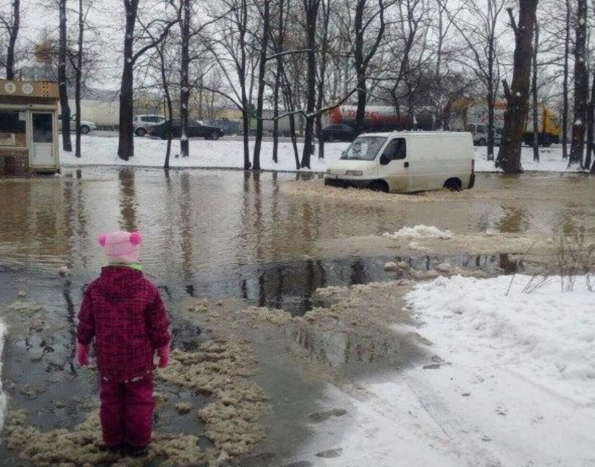 ЧП в Киеве: улицы превратились в реки, появились кадры потопа