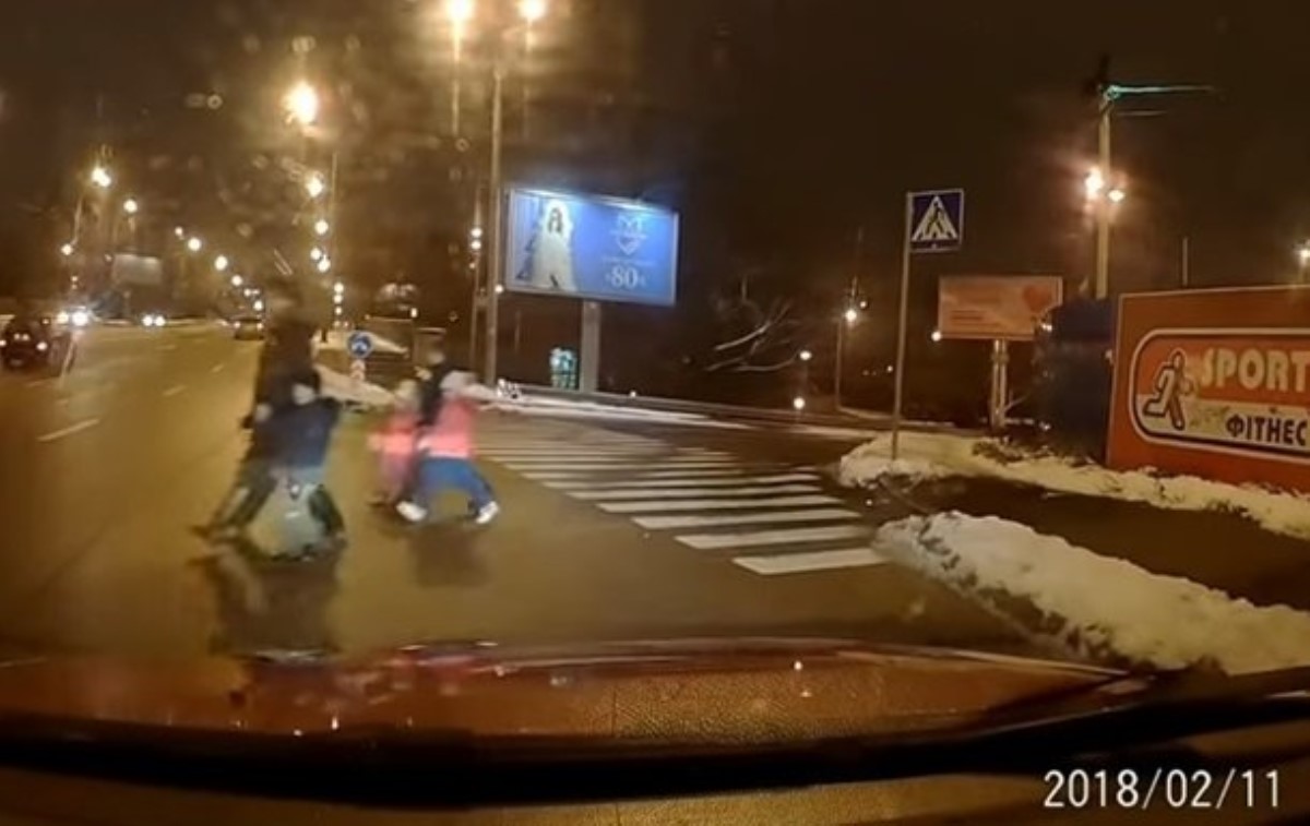 В Киеве мамаши с детьми вечером побежали через шестиполосную дорогу