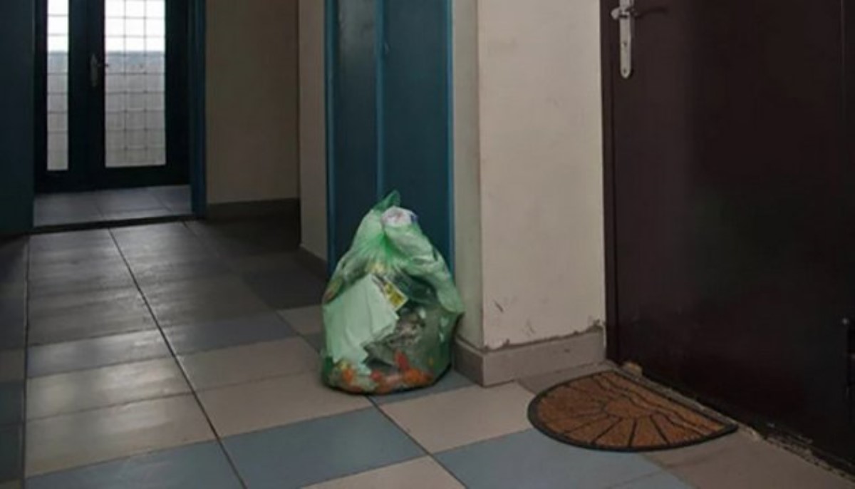 Как отучить соседей выставлять мусорные пакеты в коридор