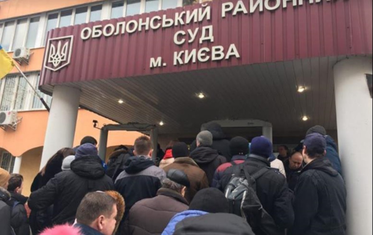 Порошенко отказался лично посещать суд