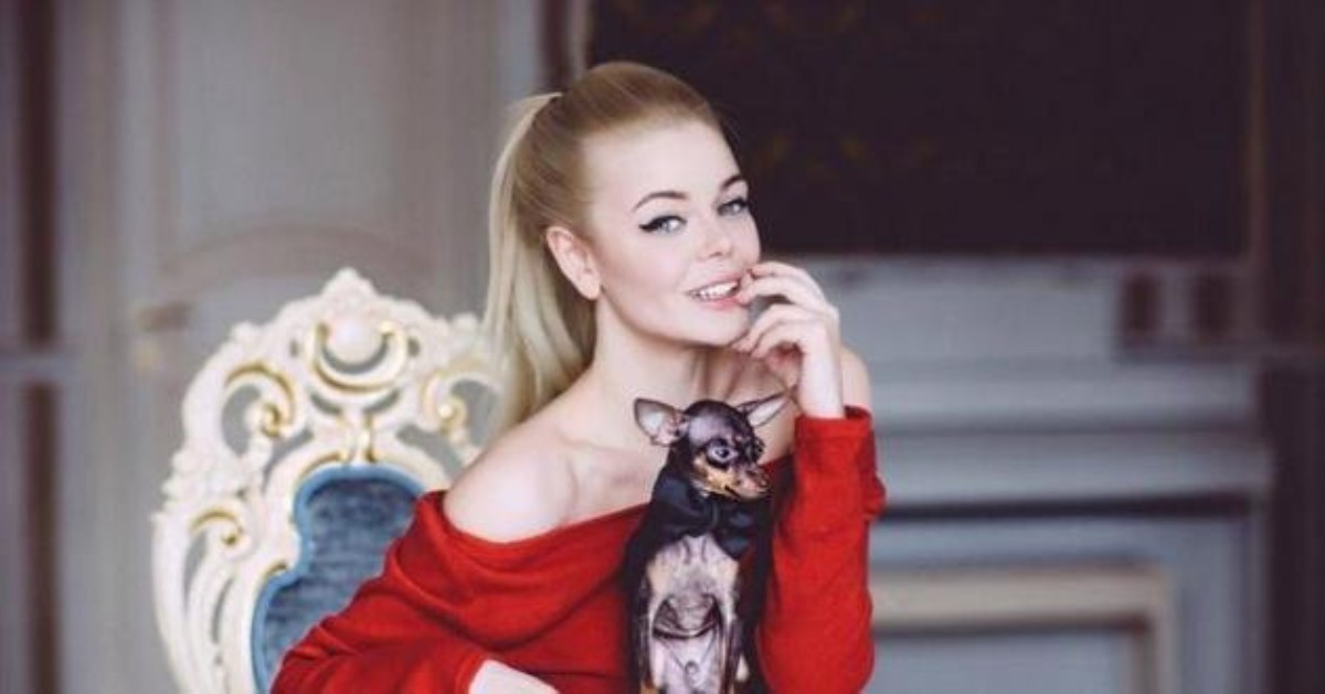 Сбежавшая в Россию украинская певица похвасталась фото в нижнем белье и без