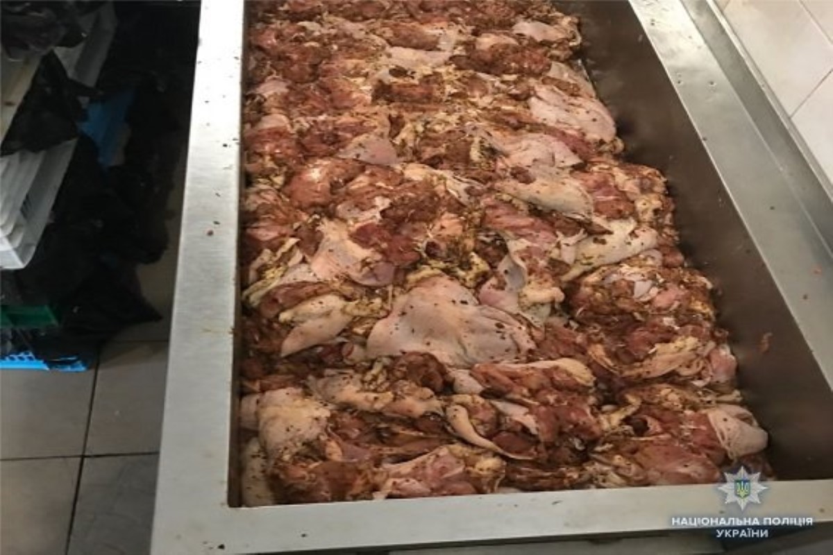 В подпольном цеху Киева нелегалы готовили мясо для шаурмы