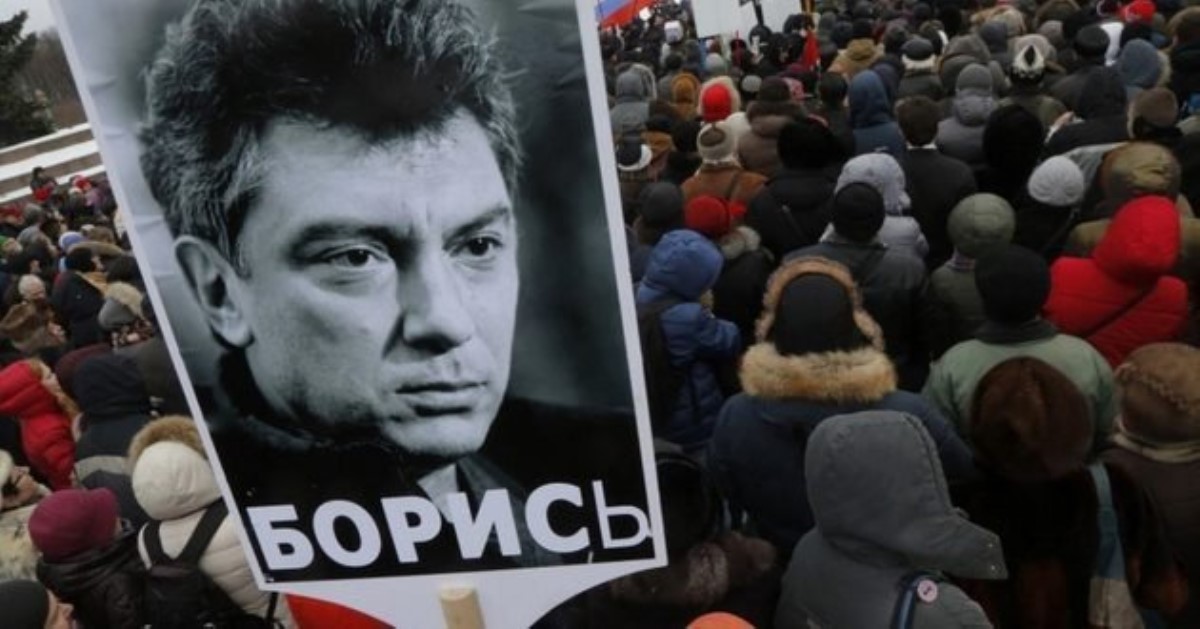 Толпы россиян и силовиков: возле Кремля проходит марш памяти Немцова